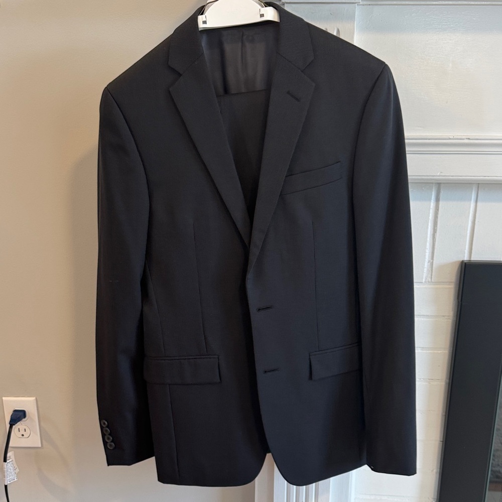 Classic Black Men's Dark Charcoal (Close to Black) Suit 36R